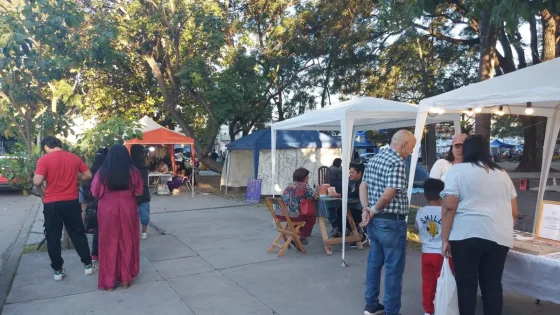 Feria de emprendedores temática y Convite a la Pachamama en plaza Alvarado