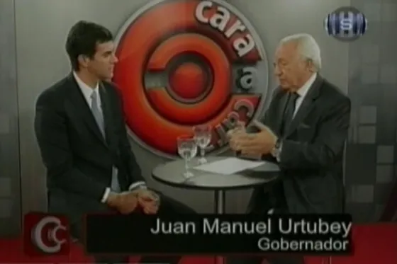 el gobernador Juan Manuel Urtubey junto al periodista Mario Peña