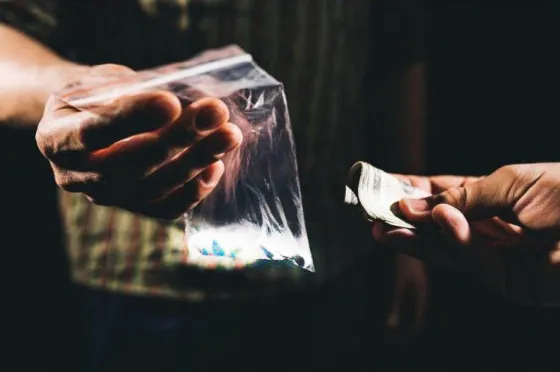 "La policía es la que lleva la droga a los barrios junto con los narcotraficantes"