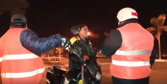 Un conductor alcoholizado llora porque le secuestran la moto. Video