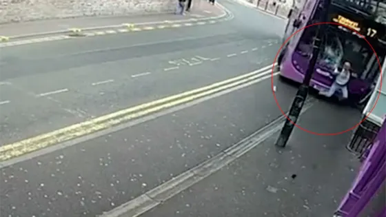 Tomate un vino y olvidate: Lo chocó un colectivo, se levantó y entró a un bar. Mirá el video