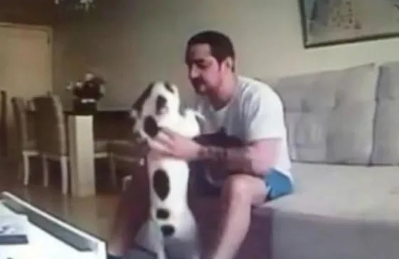 Le puso una cámara oculta y descubrió lo que le hacía a su perro. Video