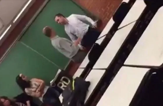 Repudiable agresión de un profesor a un alumno . Video