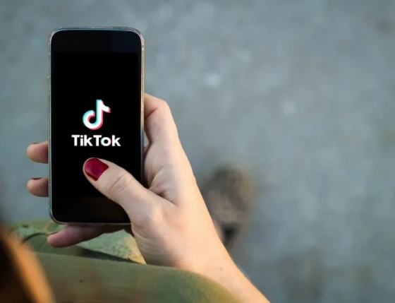 Acusan a TikTok por sus algoritmos adictivos