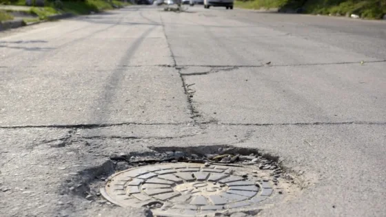 Trabajan en la nivelación de bocas de registro