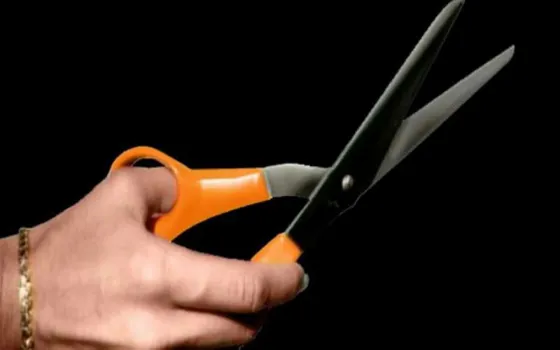 Amenazó con quemar la casa luego de intentar herir a la hermana con una tijera