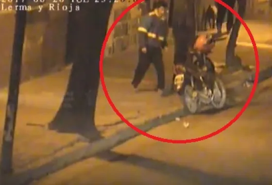 Casi se cae por el estado de ebriedad y pretendía manejar una moto. Video