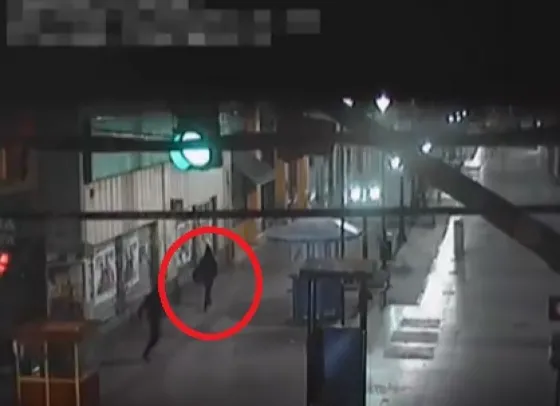 Le robó la mochila a un hombre que dormía en la calle. Video