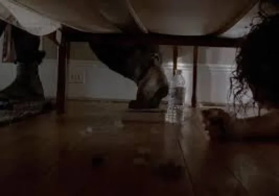 No acató la orden del Juzgado y se escondió bajo la cama de su expareja