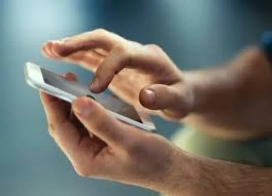 Detienen a una profesora por enviarle mensajes con contenido íntimo a un alumno