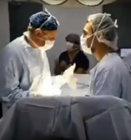Insólito: dos cirujanos dejan de operar para ver los penales de un partido. Video