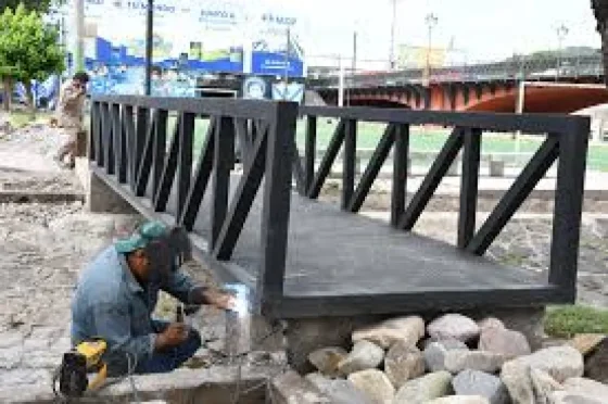 Colocaron tres pasarelas en el bajo puente Vélez Sarsfield