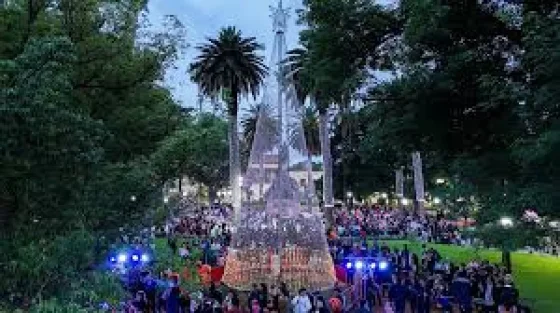 Se encendió el árbol de Navidad de plaza 9 de Julio