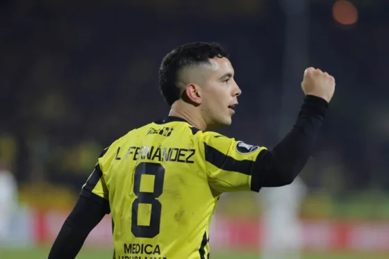 River pelea con Peñarol por Leo Fernández