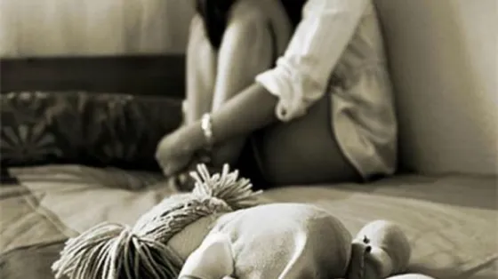 Abusó de su hijastra durante cinco años y llegó al juicio en libertad