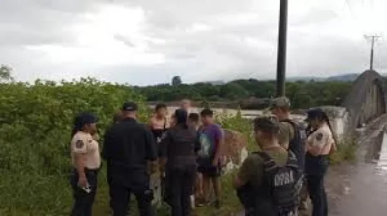Rescataron a cinco personas en el río Wierna