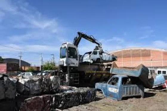 Compactarán o donarán los vehículos que están en el canchón y no tienen dueño