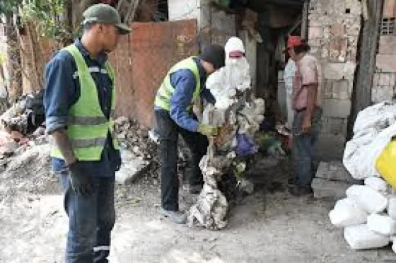 La Municipalidad inició la limpieza de la vivienda de un acumulador de residuos