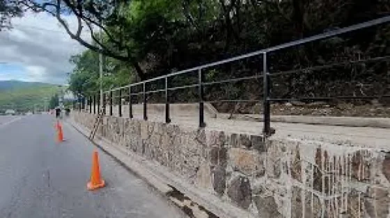 Instalaron barandas de contención peatonal en la nueva caminería en el acceso a Salta