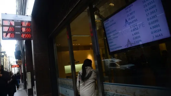 El dólar quebró la barrera de los $17 y encendió las señales de alarma