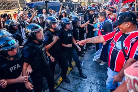 Hinchadas aseguran su presencia en la marcha de los jubilados