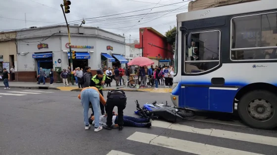 Un colectivo embistió a un motociclista en pleno centro