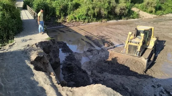Realizan tareas de encauzamiento en el río Ancho