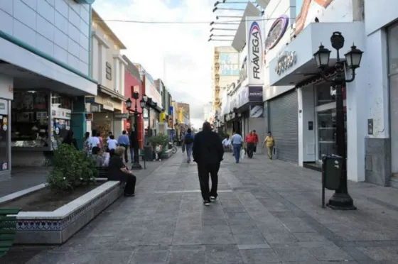 Comercios sobre peatonal Alberdi en el centro salteño