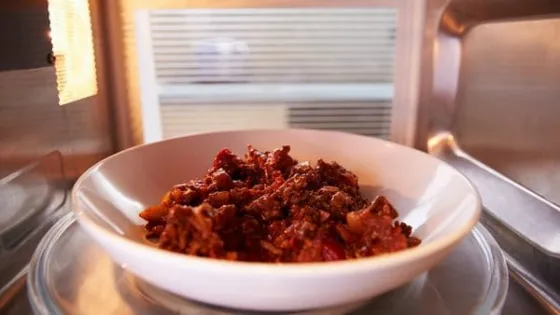 Estos son los cinco alimentos que no deben calentarse en el microondas