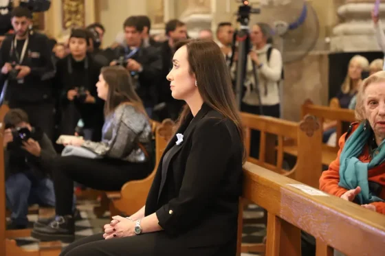 Abuchearon a Villaruel a la salida de la misa homenaje al Papa en Flores