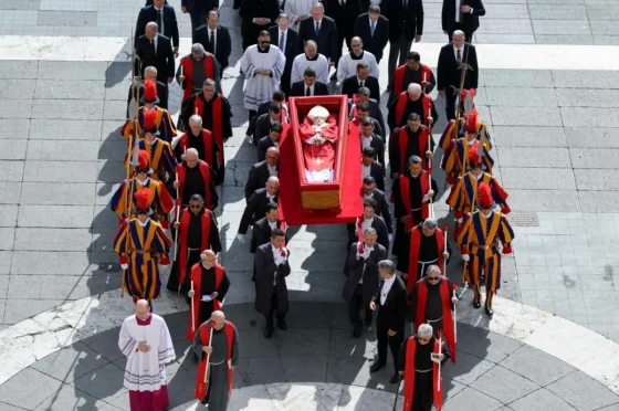 El féretro del papa ya está en la basílica de San Pedro y permanecerá allí tres días