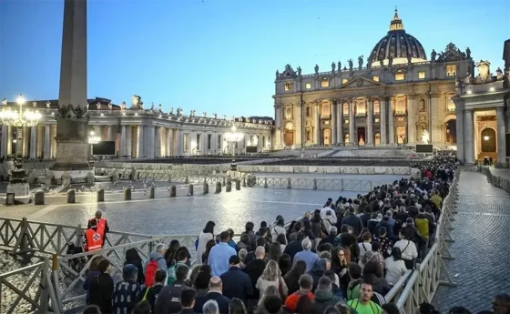 Por segundo día, miles de personas despiden al Papa Francisco