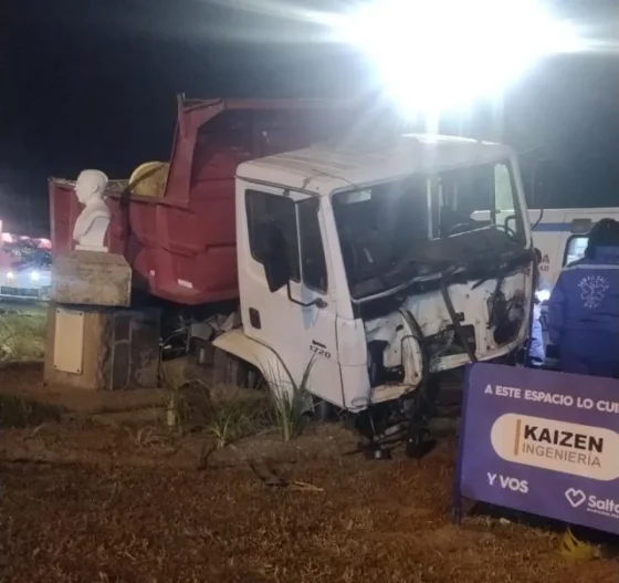 Un camionero ebrio volteó semáforos y deberá pagar una multa millonaria