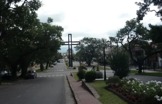 Autorizan estacionar sobre veredas en cinco avenidas salteñas