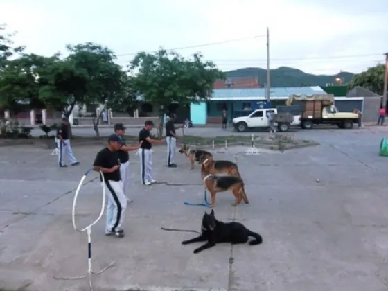 Policías dieron un show en una plaza de Gral Güemes