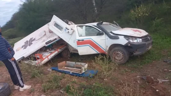 Ambulancia volcó tras chocar con animal en Ruta 54