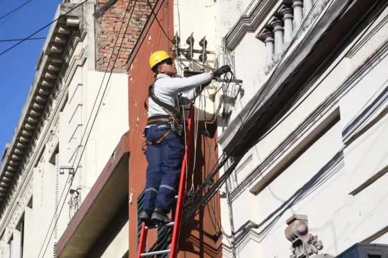 Concretaron un nuevo operativo de despeje de cables en la calle 20 de Febrero