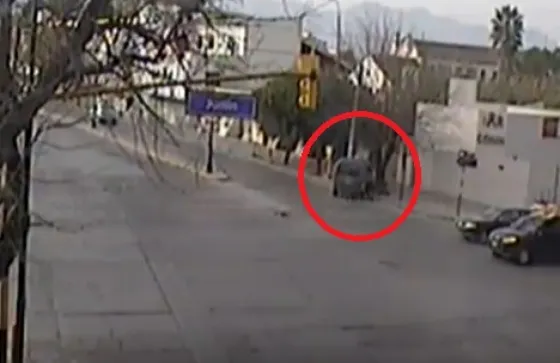 Una camioneta se subió a la vereda en Entre Ríos y Junín