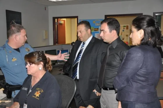 Operadores del 911 coordinando intervenciones