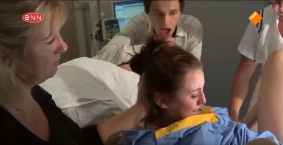 Padre primerizo se hizo viral en el parto de su hijo. Video