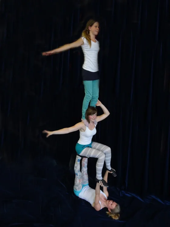 Acróbata en escena durante un show de circo