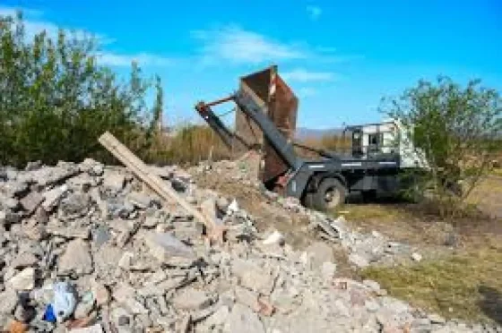 Sancionan a una empresa por desechar residuos en el río Arenales
