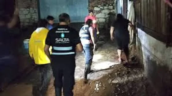 Desarrollo Social asistió a familias de La Merced y Rosario de Lerma tras las intensas lluvias