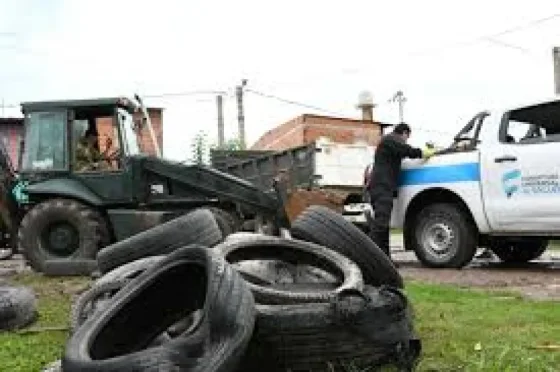 Continúan los operativos de descacharrado para combatir el dengue en la ciudad