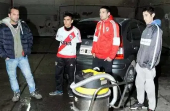 Lavaban un auto y devolvieron $100 mil que encontraron adentro