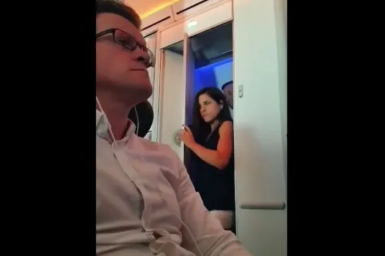 Pareja tuvo sexo en el avión y fue sorprendida en un video