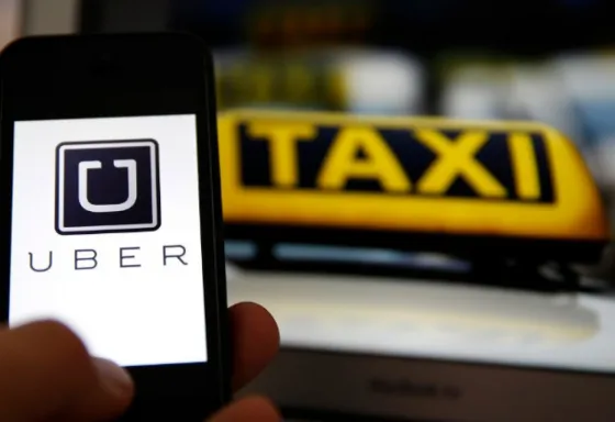 Una joven se tiró de un coche de “Uber” porque el conductor no le respondía: era sordo