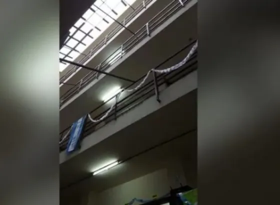 Un chico de 17 años se suicidó en su escuela y dejó una carta