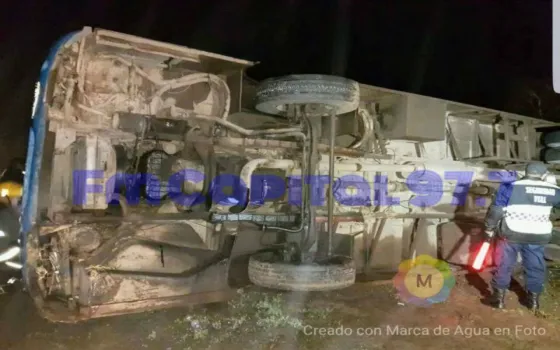 Vuelco de un colectivo interurbano en Aguaray