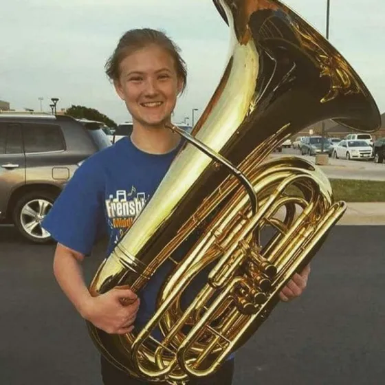 Una nena murió electrocutada por usar el celular mientras se bañaba